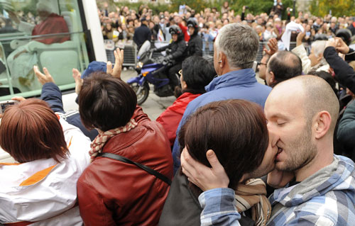 Gays besándose junto al Papa